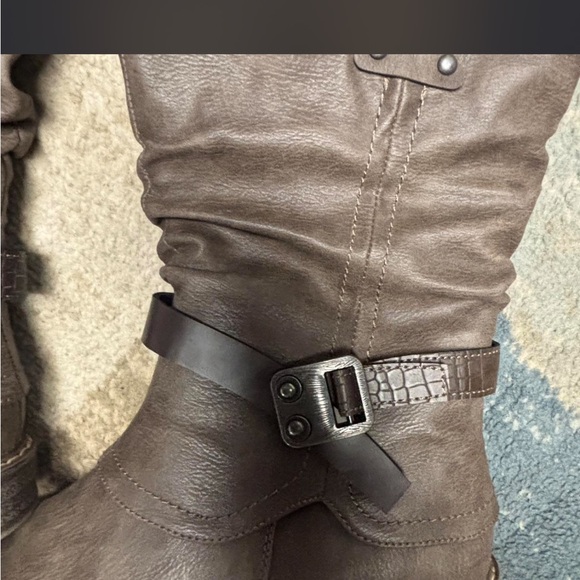 Women’s brown Leather knee high Boots - Picture 5 of 8